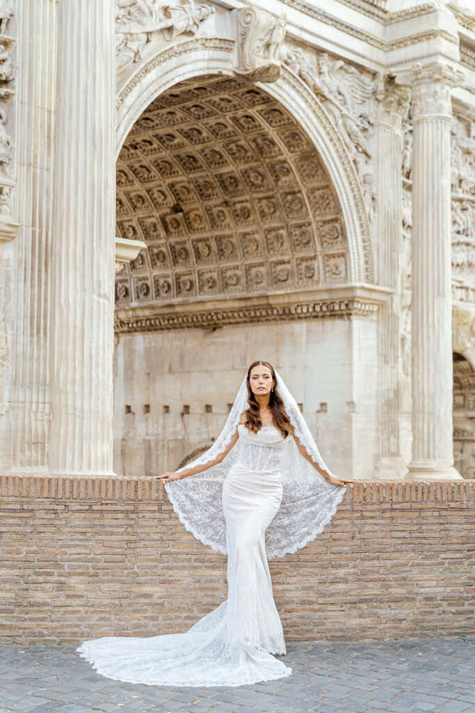 Rome Italy wedding photographer. Italian wedding photographer. Rome wedding photographer. Italy wedding photographer. Bridal Portraits at the Colosseum. 