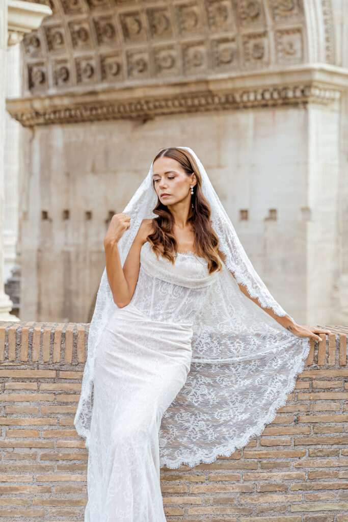 Rome Italy wedding photographer. Italian wedding photographer. Rome wedding photographer. Italy wedding photographer. Bridal Portraits at the Colosseum. 