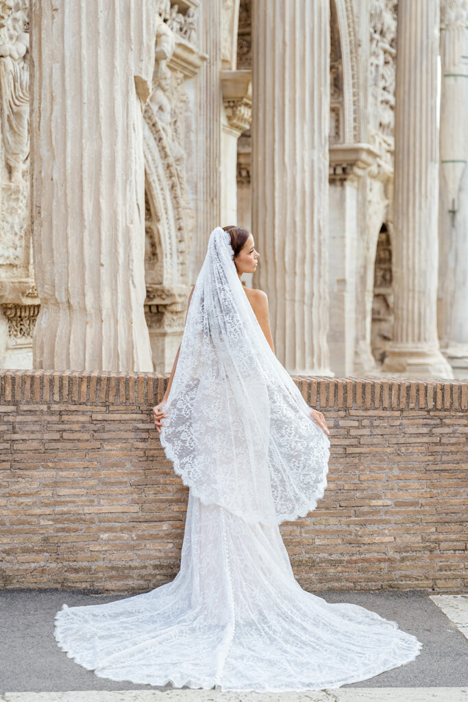 Rome Italy wedding photographer. Italian wedding photographer. Rome wedding photographer. Italy wedding photographer. Bridal Portraits at the Colosseum. 