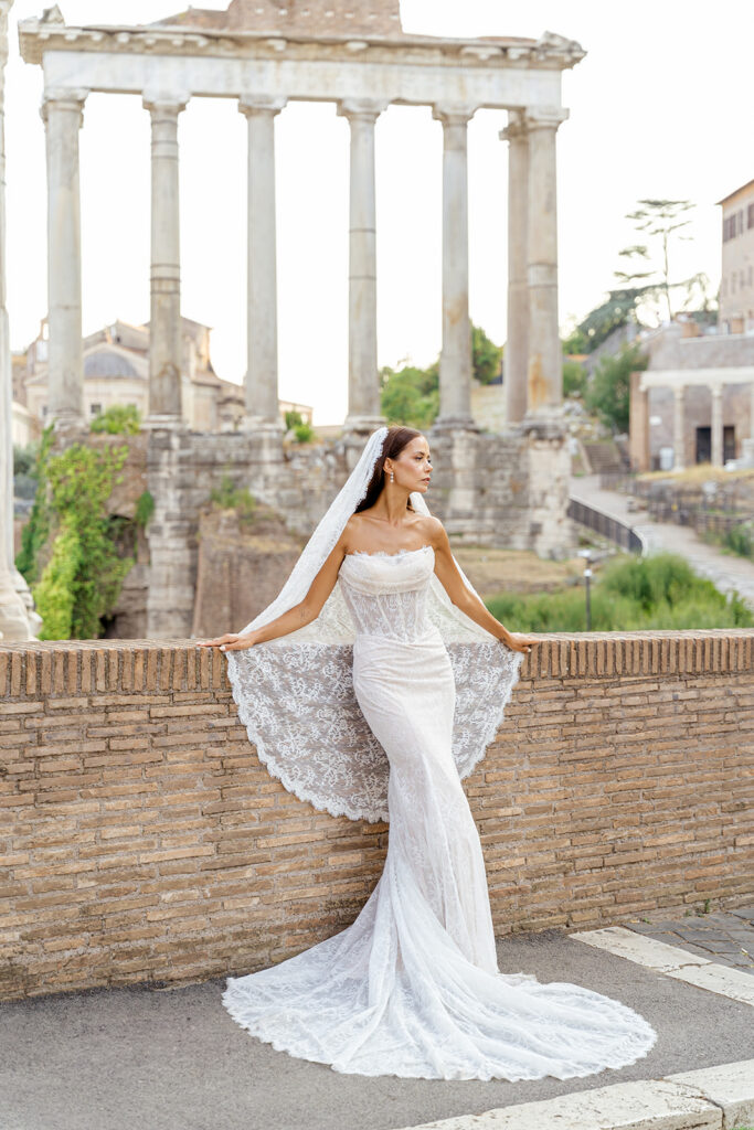 Rome Italy wedding photographer. Italian wedding photographer. Rome wedding photographer. Italy wedding photographer. Bridal Portraits at the Colosseum. 