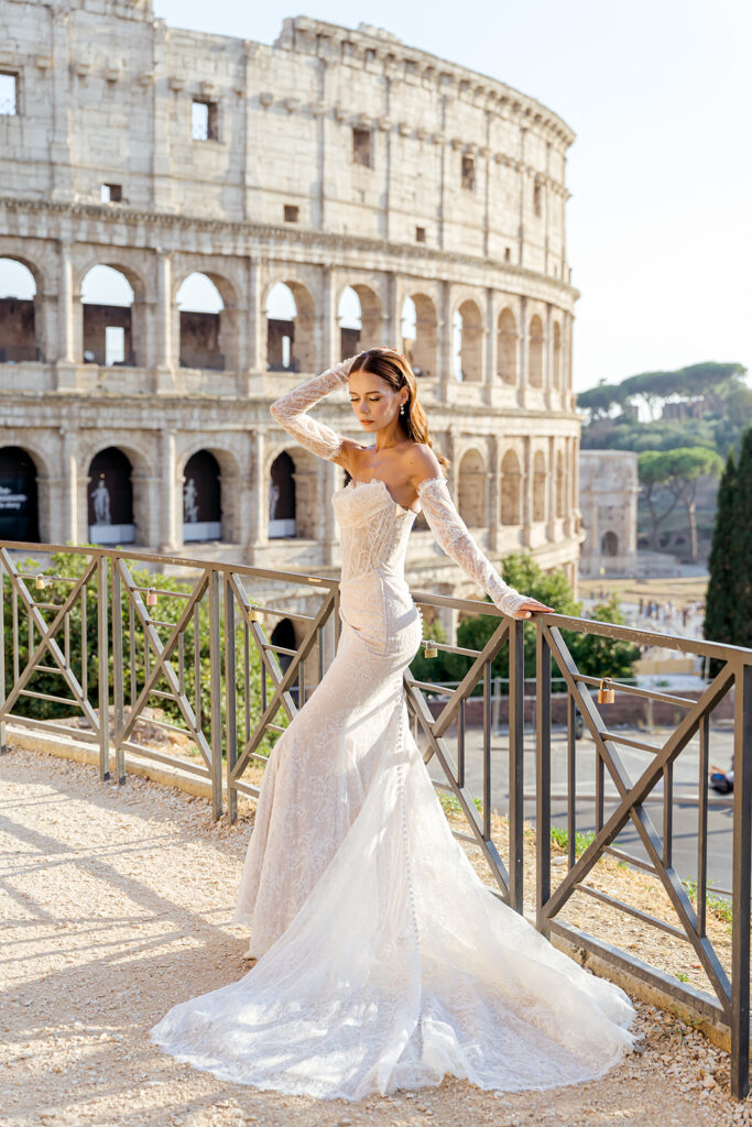 Rome Italy wedding photographer. Italian wedding photographer. Rome wedding photographer. Italy wedding photographer. Bridal Portraits at the Colosseum. 
