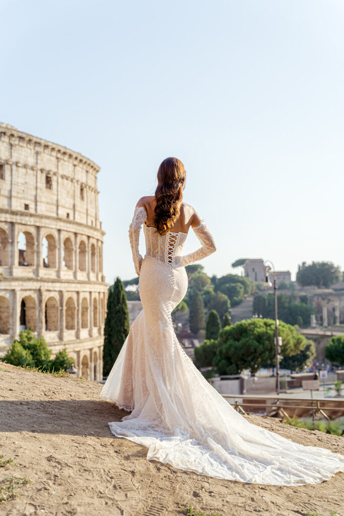 Rome Italy wedding photographer. Italian wedding photographer. Rome wedding photographer. Italy wedding photographer. Bridal Portraits at the Colosseum. 