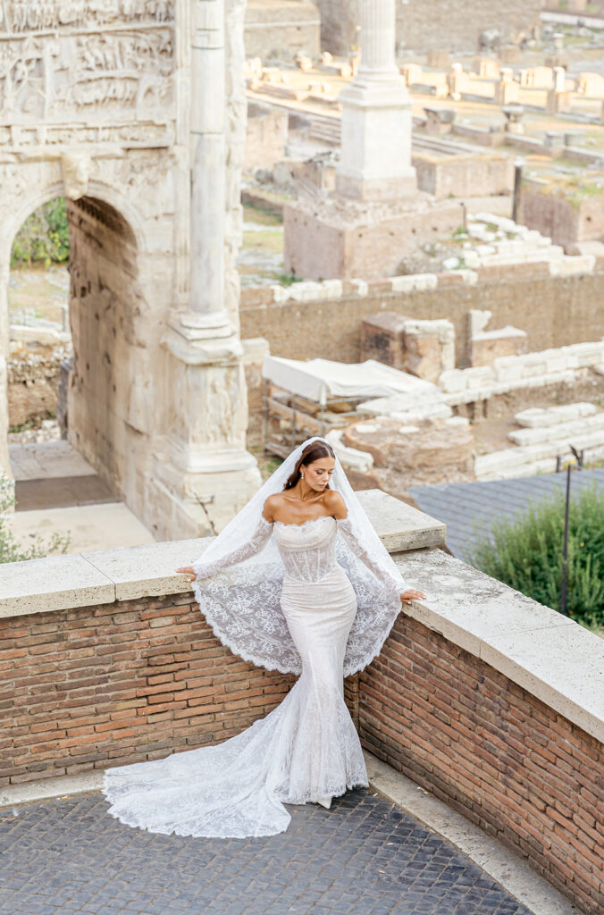 Rome Italy wedding photographer. Italian wedding photographer. Rome wedding photographer. Italy wedding photographer. Bridal Portraits at the Colosseum. 