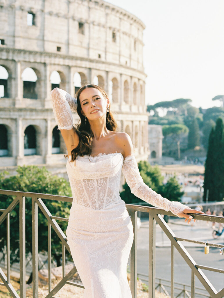 Rome Italy wedding photographer. Italian wedding photographer. Rome wedding photographer. Italy wedding photographer. Bridal Portraits at the Colosseum. 