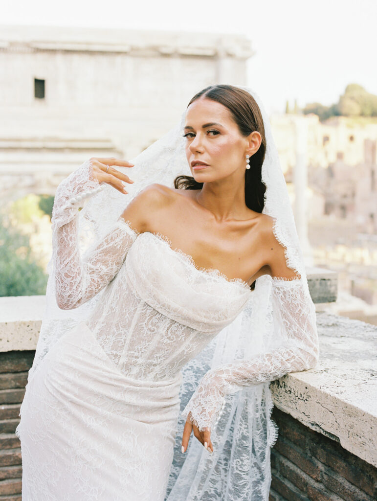 Rome Italy wedding photographer. Italian wedding photographer. Rome wedding photographer. Italy wedding photographer. Bridal Portraits at the Colosseum. 