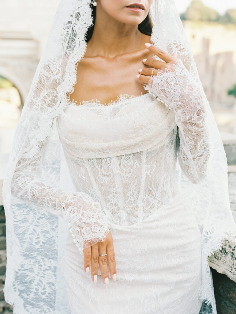 Rome Italy wedding photographer. Italian wedding photographer. Rome wedding photographer. Italy wedding photographer. Bridal Portraits at the Colosseum. 