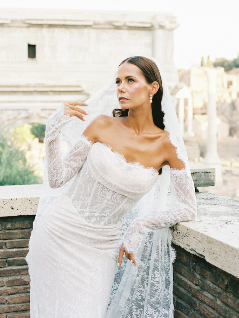 Rome Italy wedding photographer. Italian wedding photographer. Rome wedding photographer. Italy wedding photographer. Bridal Portraits at the Colosseum. 