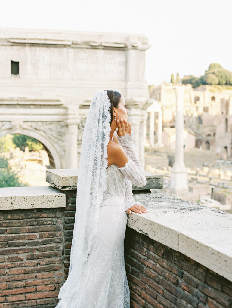 Rome Italy wedding photographer. Italian wedding photographer. Rome wedding photographer. Italy wedding photographer. Bridal Portraits at the Colosseum. 