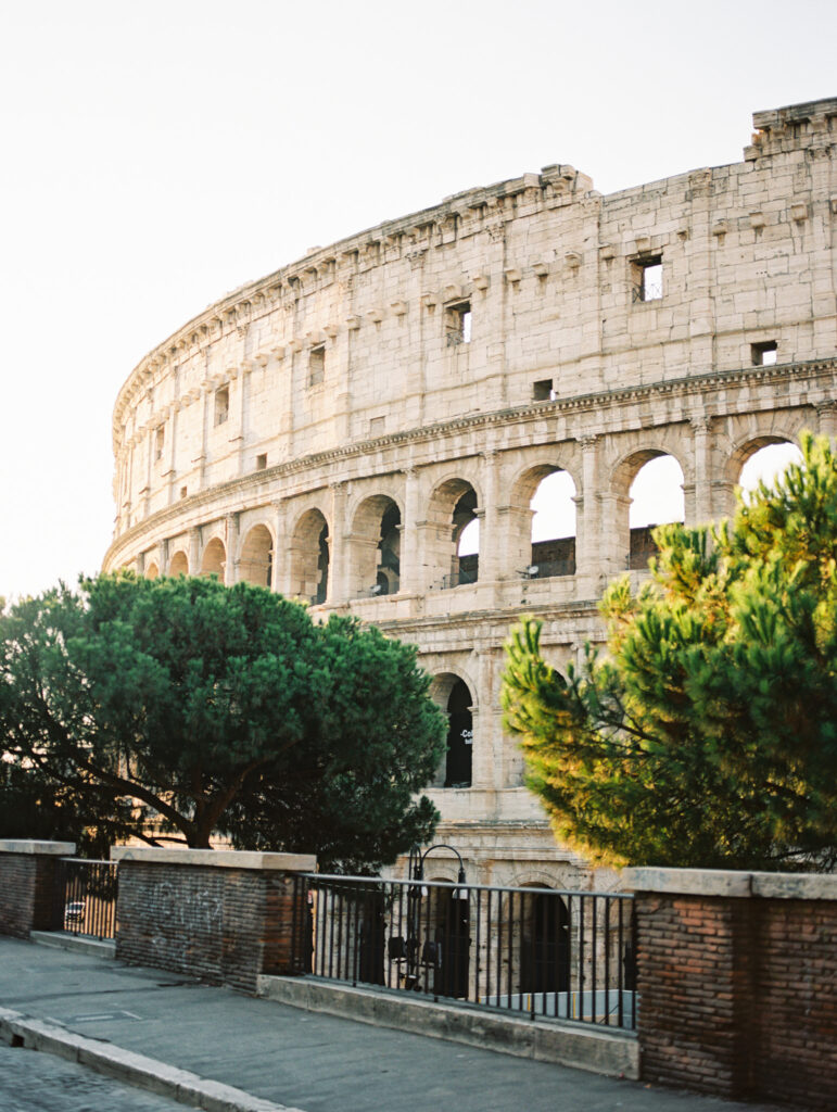 Rome Italy wedding photographer. Italian wedding photographer. Rome wedding photographer. Italy wedding photographer. Bridal Portraits at the Colosseum. 