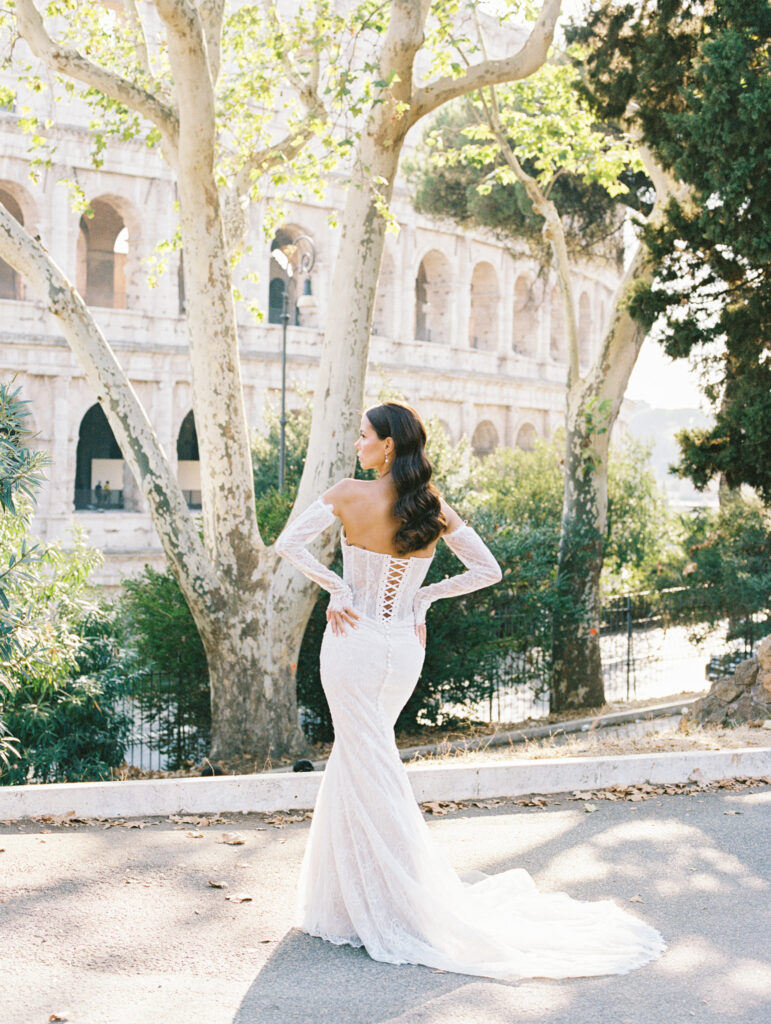 Rome Italy wedding photographer. Italian wedding photographer. Rome wedding photographer. Italy wedding photographer. Bridal Portraits at the Colosseum. 